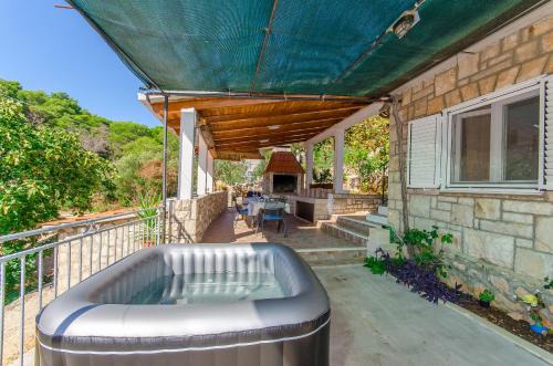 Necujam House | House Isabella