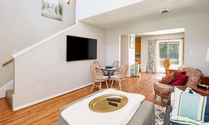 Steeplechase House | House just 3 miles from TAMU