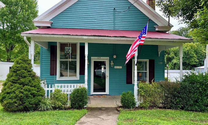 Bonnots Mill House | House near Osage River Ideal for Group Getaways & Special Events, Sleeps up to 8