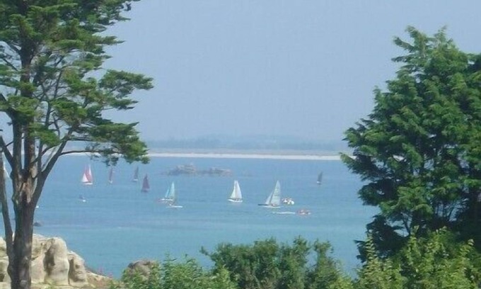 Plouguerneau House | House on enclosed grounds of 1100 m2, parking, 200 m from the sea, dog allowed