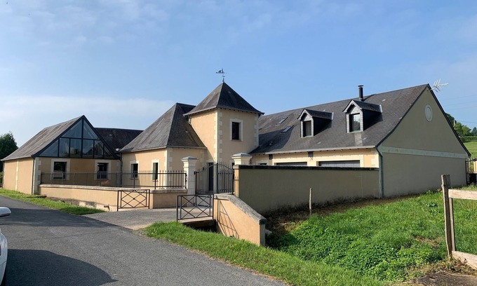 La Chartre-sur-le-Loir House | House with indoor swimming pool and jacuzzi
