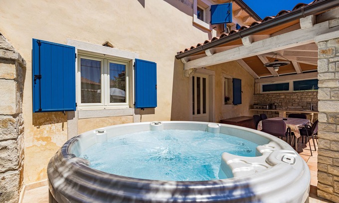 Kavran House | House With Hot tub near the Sea