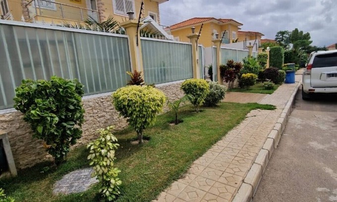 Luanda House | House with pool in a thriving and diverse district.