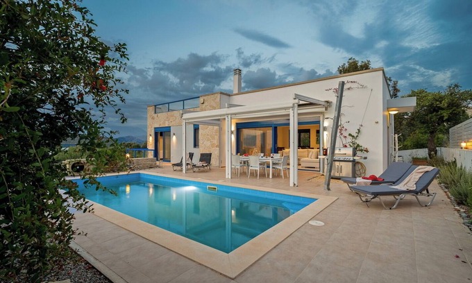 Kamilari House | House with sea view. Family-friendly.