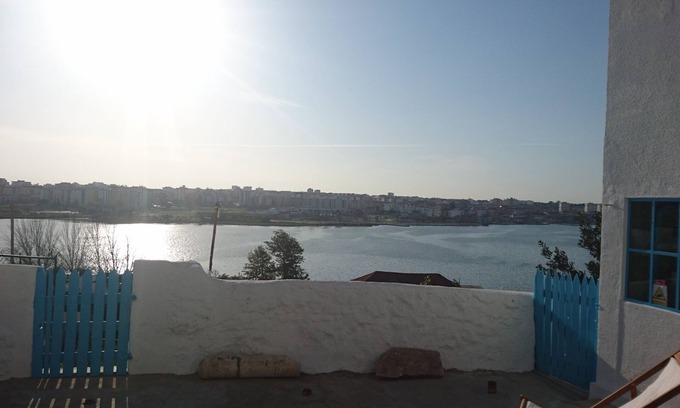 Arrentela Cottage | HOUSE WITH TERRACE FOR THE TEJO, near Lisbon