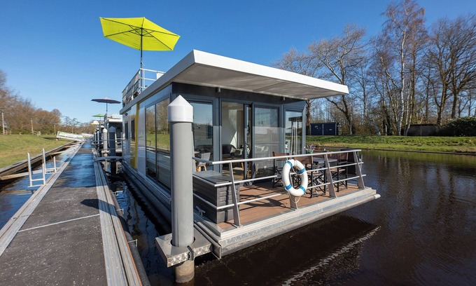 Bad Bederkesa House | Houseboat 2 See-Maid. Decelerating and cozy-modern.