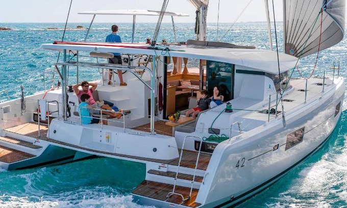 Split Boat Rental | Houseboat ∙ 4 bedrooms ∙ 10 guests