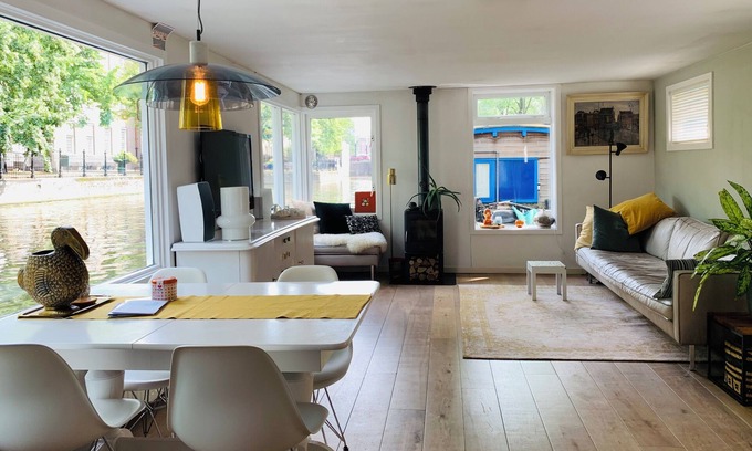 Plantage Boat Rental | Houseboat Amsterdam in the old city center on Nieuwe Prinsengracht, near Amstel
