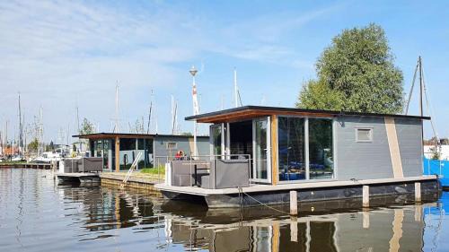 Heeg Ski Chalet | Houseboat Heeg 4 persons