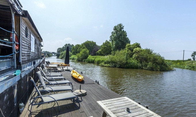 Merkem Boat Rental | Houseboat in Merkem with Lake Views