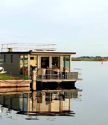 Monnickendam Boat Rental | Houseboat Isola