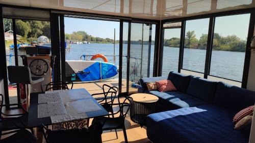Uraz Boat Rental | Houseboat Water King apartament pływający dom na wodzie łódź Hausboot 7 os
