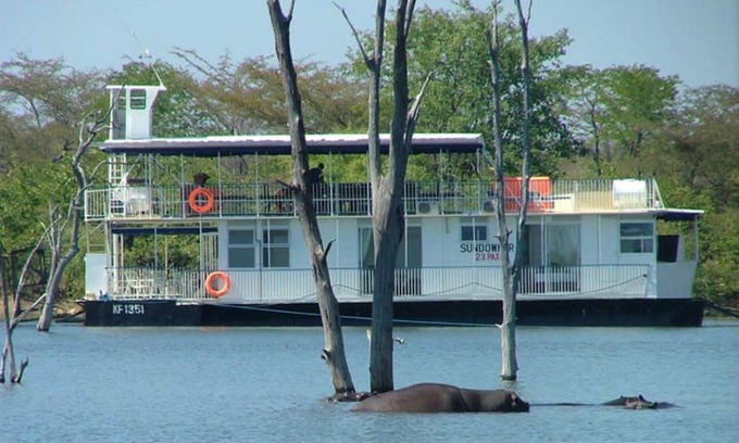 Kariba Apartment | Houseboat with aircon and splash pool - 2128