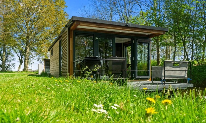 Weidum Boat Rental | Houseboats Pean-buiten Weidum