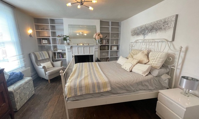 Wareham House | HouseSleeps7-Parking-Garden-Fireplace-BeachNearby