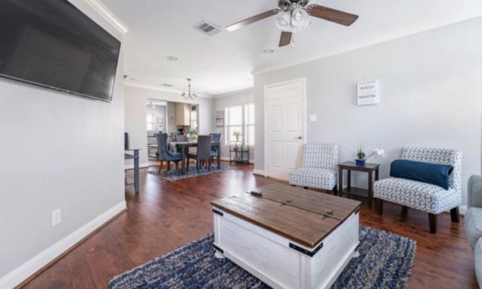 MacGregor Apartment | Houston's Cozy Abode