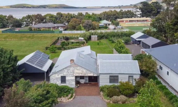 Learmonth House | Huckers Bakery: A Restful Country Retreat with Charm & Character