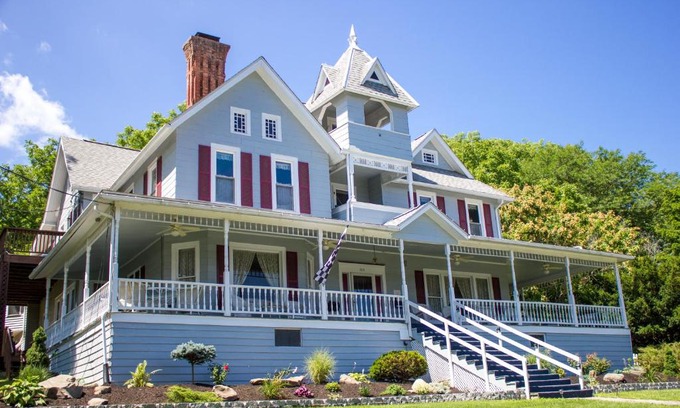 Watkins Glen Bed & Breakfast | Hudson Manor Bed & Breakfast