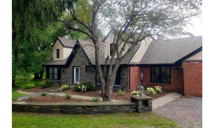 Mount Marion House | Hudson River views with pool and hot tub