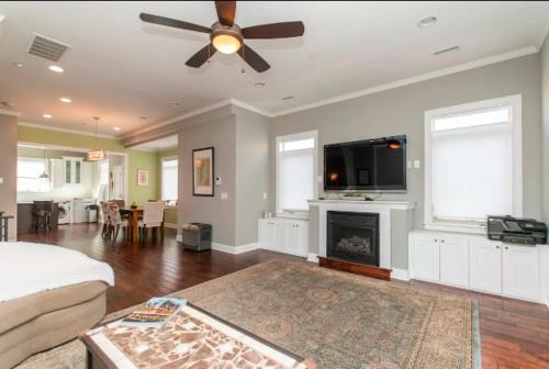 Point Breeze House | Huge 4 Bdrm - Roof Deck - Parking - Soak Tub!