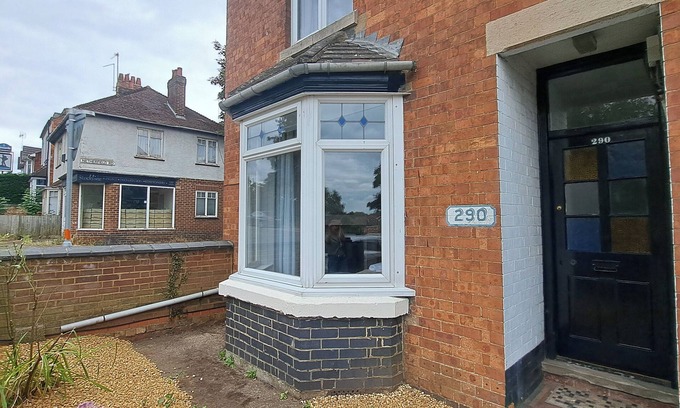 Kettering House | Huge 4 bed in the heart of Kettering