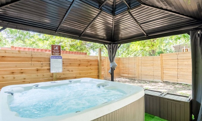 Blackshear-Prospect Hill House | Huge 6BR Gem w/Hot Tub - Near Downtown, SXSW