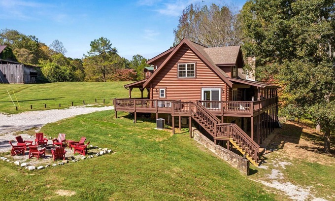 Byrdstown Cabin | Huge 8 BR Lodge - Hot Tub, Fire Pit, Ping Pong