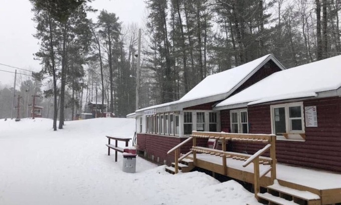 Deep River House | Huge vacation rental home /beaches in summer and ski retreat in the winter