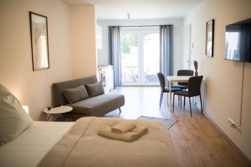 Schonberg Apartment | HUGOS Studio Apartment