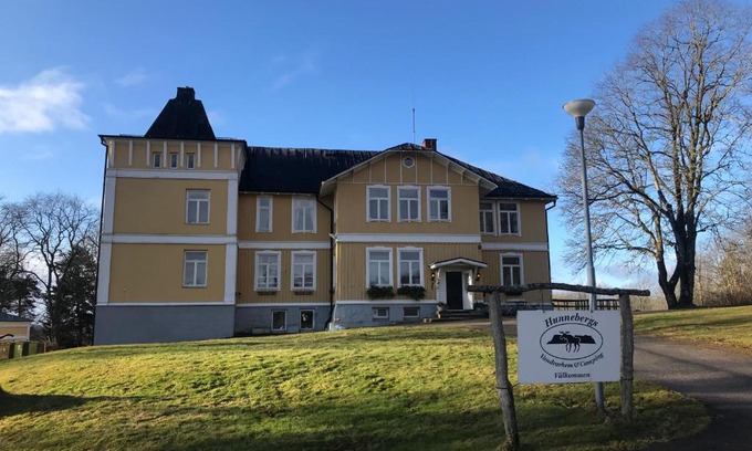 Vargon Hostel | Hunnebergs Gård Hostel & Camping