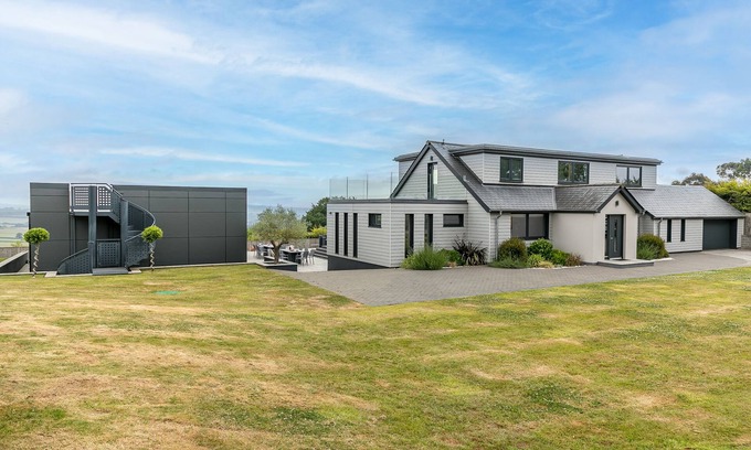 Exeter House | HUXHAM VIEW AND ANNEX, pet friendly, with hot tub in Stoke Canon