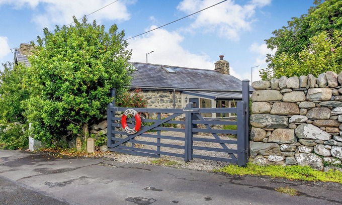 Talybont Cottage | HWYLFA'R GROES, pet friendly, character holiday cottage in Talybont
