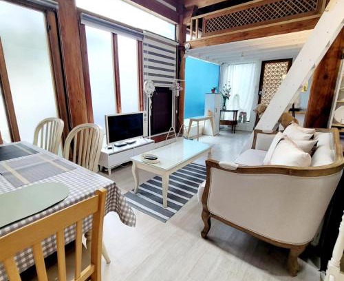Jeonju House | Hyanggyo-gil, Seonwooga