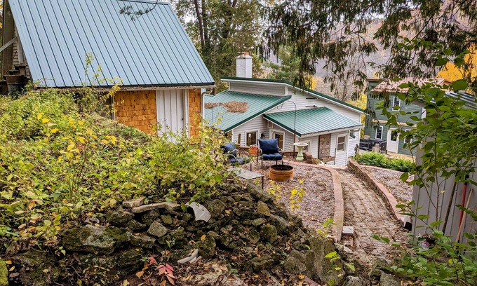 Lynxville House | Hygge Hideaway. Pet friendly, cozy retreat & 3 minute walk to the river!