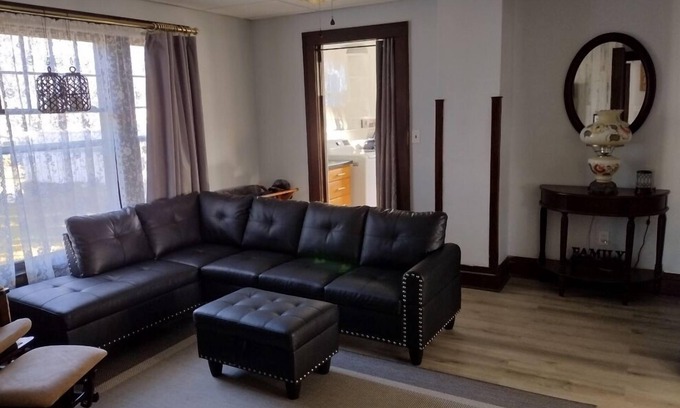 Springfield House | I-70 HELEN'S HAVEN HOUSE nWITTENBERG/CEDARVILLE UNIVERSITY Exit 54n4 BR 1.5 Bath