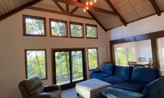 East Ridge House | I-75/I-24 Family + Friends Chattanooga home w/views of Lookout/Signal Mountains