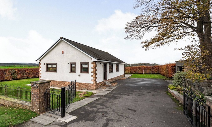Kilmarnock Cottage | Ideal for exploring the beautiful Ayrshire coast & countryside.