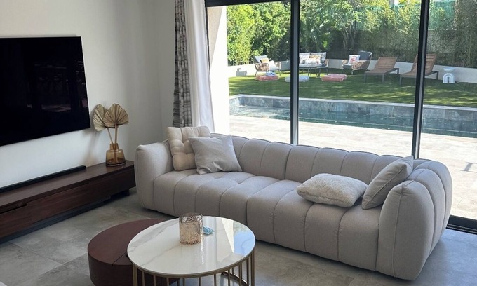 La Garde House | Ideal Holiday Home: 4 Bedrooms, 3 Bathrooms, Steps from the Beach