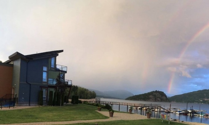 Scotch Creek House | Ideal lake home in a picturesque location 🏖 Sleep steps away from beach & water