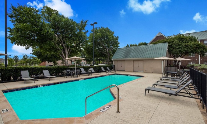 Richardson Hotel | Ideal Location! Onsite Pool, Free Breakfast, Free Parking, Kitchen