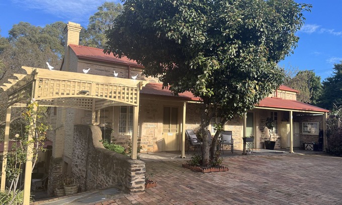 Strathalbyn Cottage | Ideal location to explore historic Strathalbyn, Wineries, good food and scenery