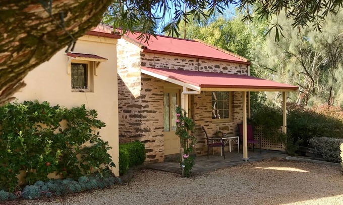 Strathalbyn Cottage | Ideal location to explore historic Strathalbyn, Wineries, good food and scenery