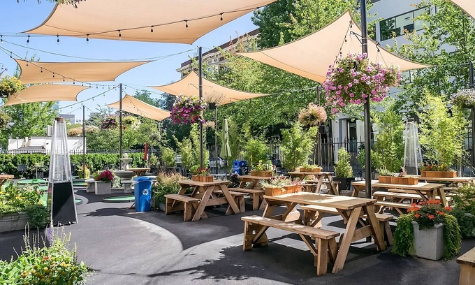 Goose Hollow Hotel | Ideal Mix of Comfort and Value! Near Providence Park! Pets are Allowed!