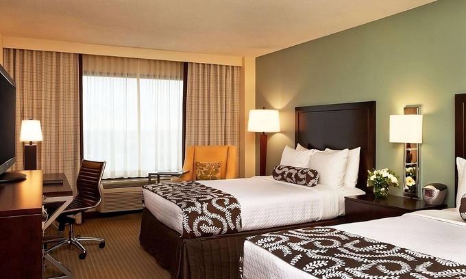 Eagan Park Hotel | Ideal Mix of Comfort and Value! Outdoor Pool, Pets Allowed