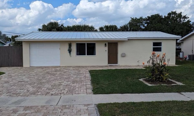 Palm Beach Gardens House | Ideally located, crisp and clean pet, family and scuba friendly home!