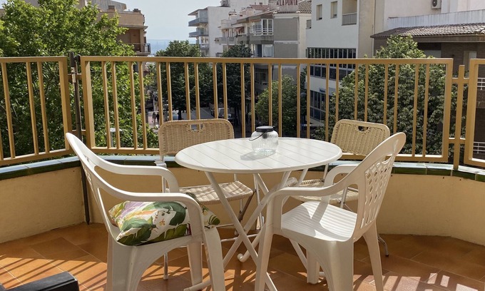 Roses Town Center Apartment | Ideally located 3-bedroom apartment with air conditioning and parking.