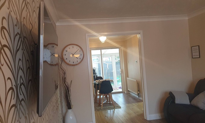 Wainscot House | Ideally located contemporary 3 bed spacious house