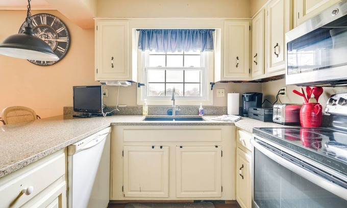 Peoria House | Ideally Located Peoria Townhome: Pets Allowed