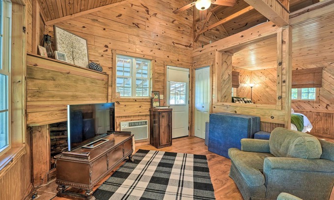 Fruitvale Cabin | Idyllic Cabin w/Fire Pit, Kayak On-Site!