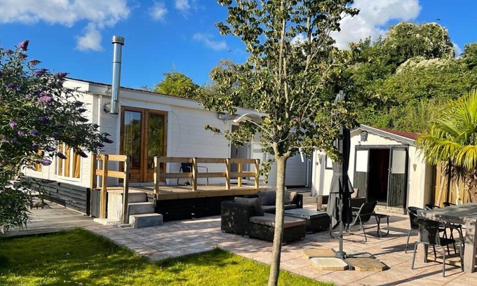 Ooltgensplaat House | Idyllic holiday home in Ooltgensplaat on the water